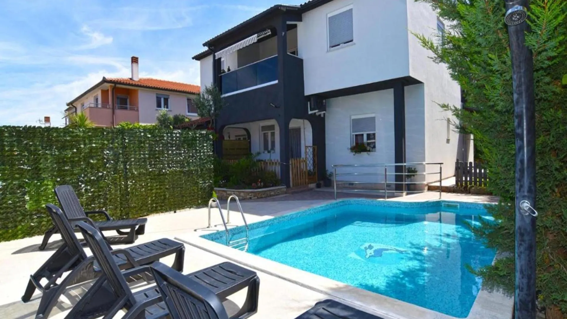 Cozy Apartment With Shared Pool Valbandon