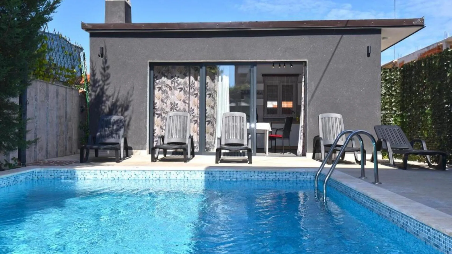 Cozy Apartment With Shared Pool Valbandon