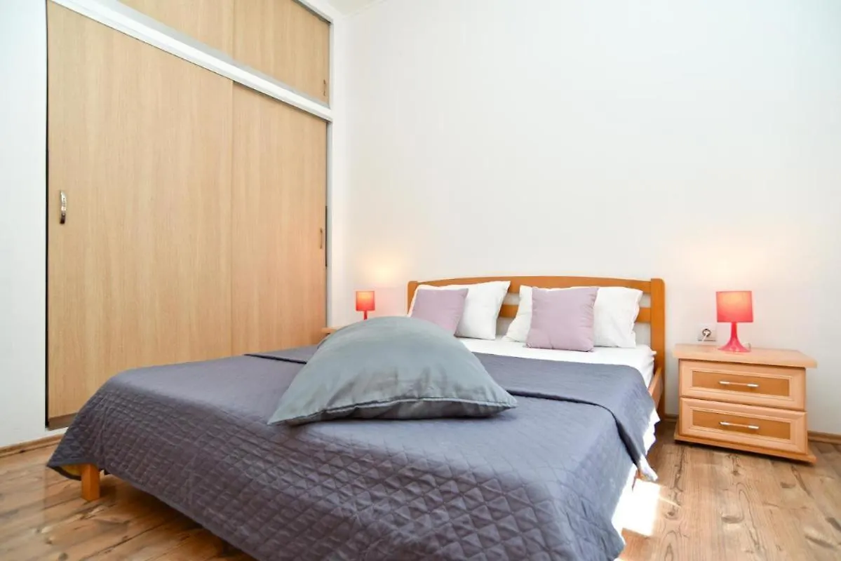 Cozy Apartment With Shared Pool Valbandon Croatia
