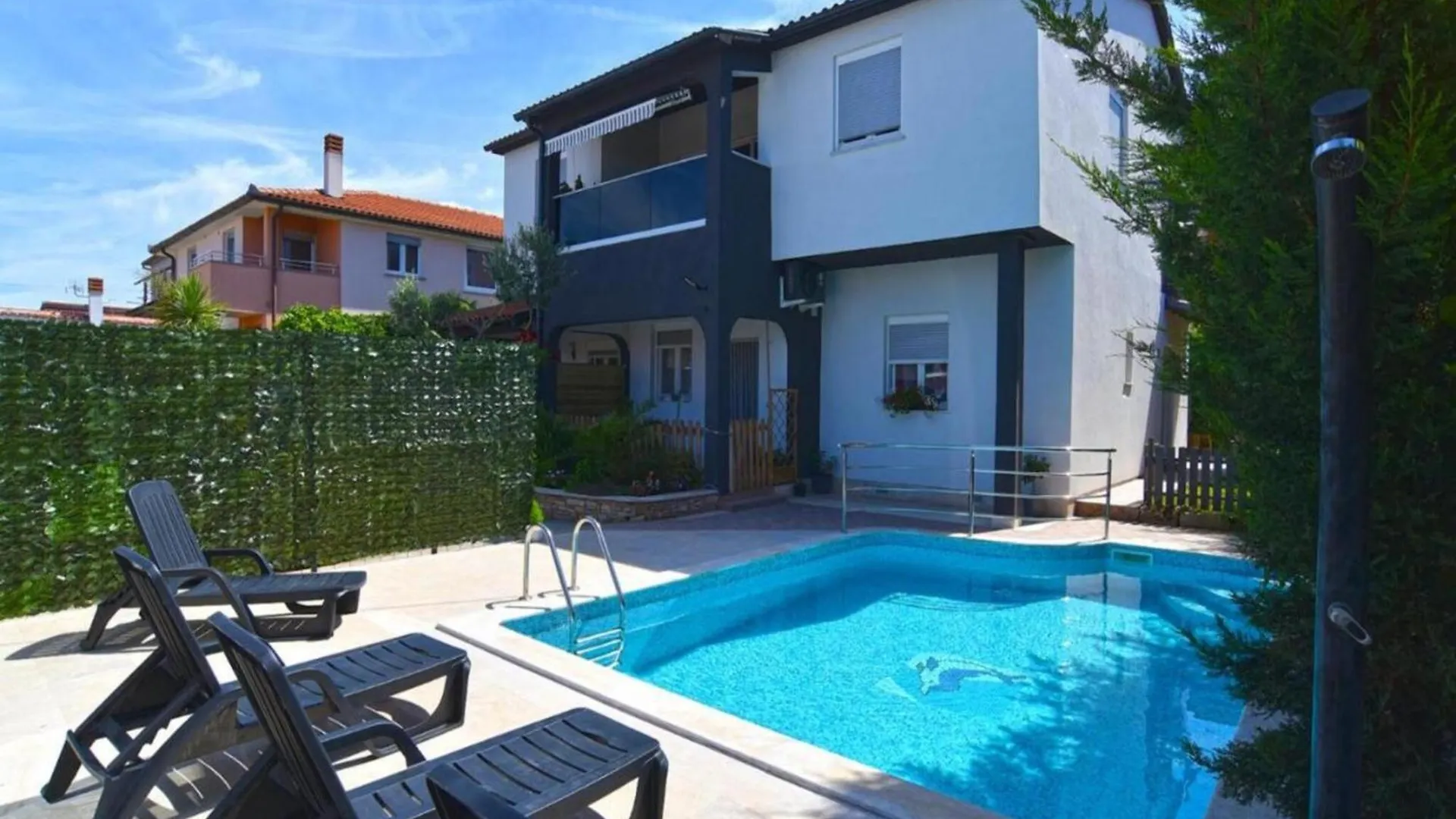 Cozy Apartment With Shared Pool Valbandon