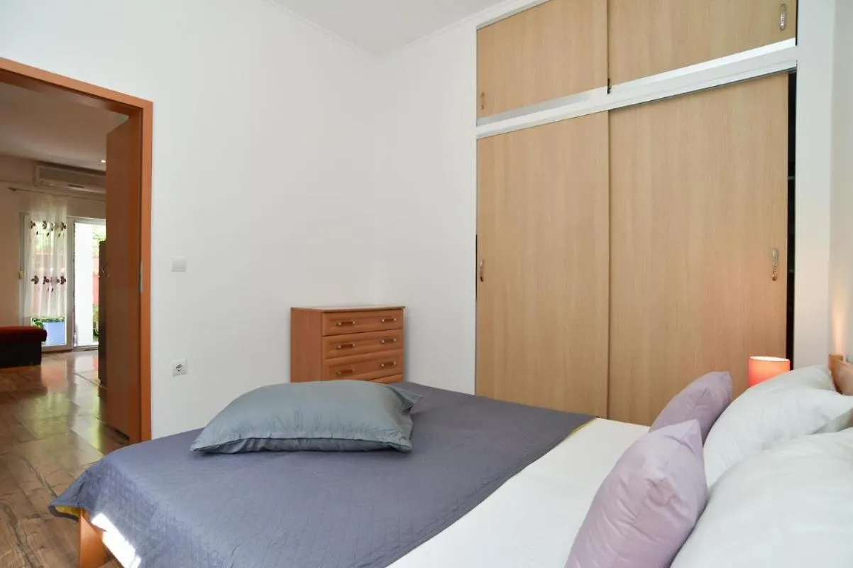 Cozy Apartment With Shared Pool Valbandon 0*,  Kroatië