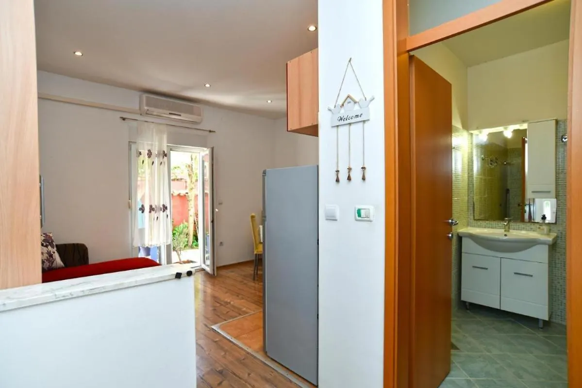 Cozy Apartment With Shared Pool Valbandon 0*,  Kroatië